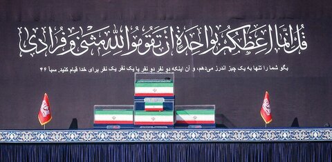 ‏قیام برای خدا؛ مانیفست الهی یک ملت / آیه نصب شده در جایگاه مراسم وداع با آقای شهید ایران از چه سخن می‌گوید؟