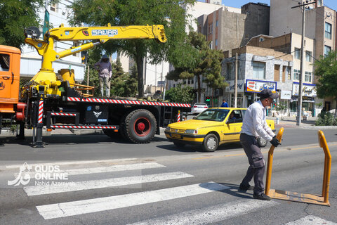 گزارش تصویری | جمع‌آوری نرده‌های بی‌آرتی خیابان امام رضا(ع) به منظور ایمن‌سازی مسیر تشییع پیکر رهبر شهید در مشهد