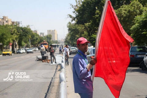 گزارش تصویری | جمع‌آوری نرده‌های بی‌آرتی خیابان امام رضا(ع) به منظور ایمن‌سازی مسیر تشییع پیکر رهبر شهید در مشهد