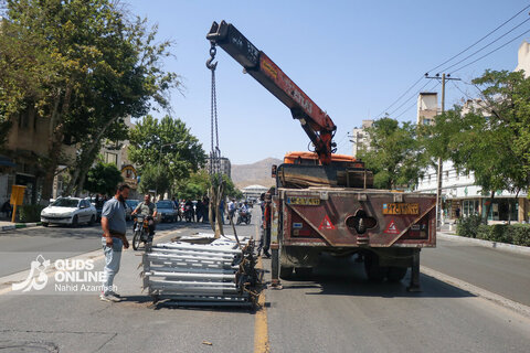 گزارش تصویری | جمع‌آوری نرده‌های بی‌آرتی خیابان امام رضا(ع) به منظور ایمن‌سازی مسیر تشییع پیکر رهبر شهید در مشهد