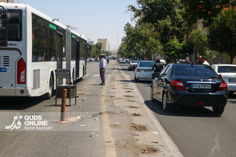 گزارش تصویری | جمع‌آوری نرده‌های بی‌آرتی خیابان امام رضا(ع) به منظور ایمن‌سازی مسیر تشییع پیکر رهبر شهید در مشهد