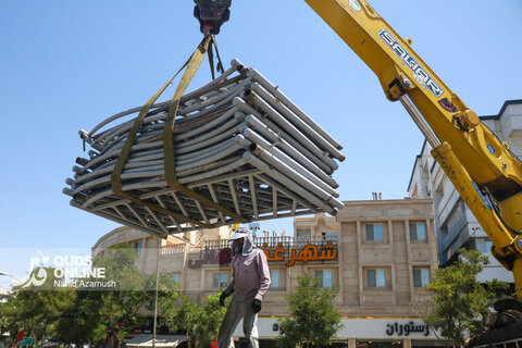 گزارش تصویری | جمع‌آوری نرده‌های بی‌آرتی خیابان امام رضا(ع) به منظور ایمن‌سازی مسیر تشییع پیکر رهبر شهید در مشهد