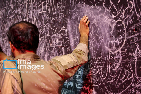 عکس | دل‌نوشته‌هایی بر دیوارهای وداع