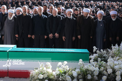عکس | اقامه نماز بر پیکر مطهر رهبر شهید انقلاب اسلامی