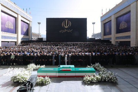 عکس | اقامه نماز بر پیکر مطهر رهبر شهید انقلاب اسلامی