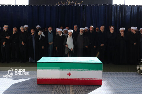 عکس | اقامه نماز بر پیکر مطهر رهبر شهید انقلاب اسلامی
