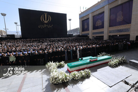 عکس | اقامه نماز بر پیکر مطهر رهبر شهید انقلاب اسلامی