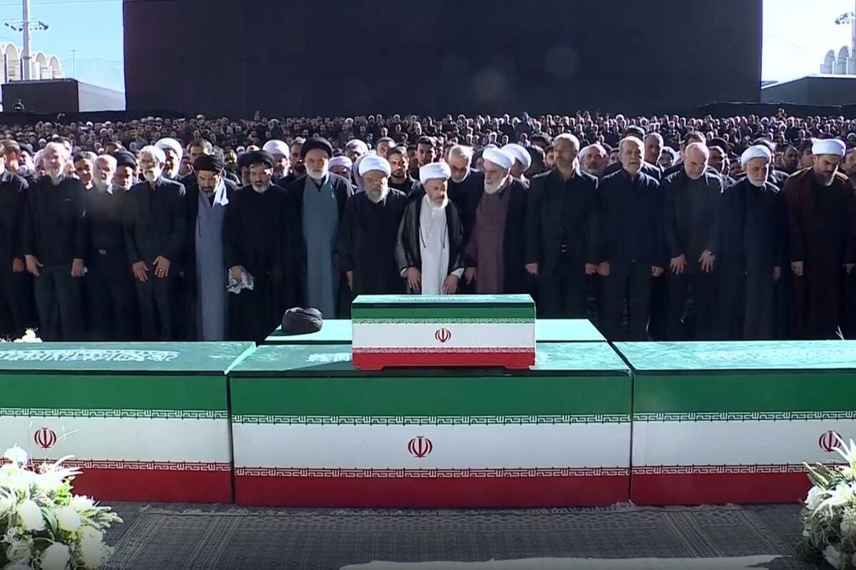 با حضور پرشور مردم در مصلی تهران انجام شد؛ اقامه نماز بر پیکر رهبر شهید انقلاب