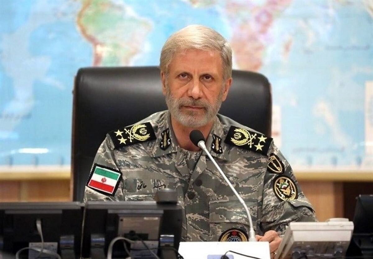 فرمانده کل ارتش: یقه کسانی که رهبر ما را شهید کردند رها نمی‌کنیم