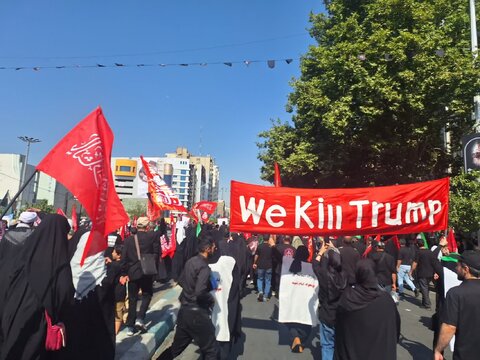 پرچم‌های سرخ خون‌خواهی در دستان تشییع‌کنندگان امام شهید