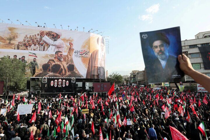 سی‌ان‌ان: خیابان‌های تهران در تشییع رهبر شهید مملو از جمعیت است