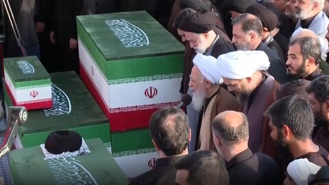 اقامه نماز آیت الله جوادی آملی بر پیکر رهبر شهید انقلاب
