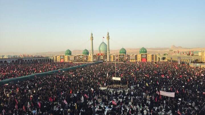 فیلم | «آقای شهید ایران» در آغوش جمعیت گسترده عزاداران قم