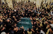 فیلم | تشییع پیکر مطهر رهبر شهید انقلاب اسلامی بر دستان مردم حاضر در حرم امیرالمؤمنین(ع)