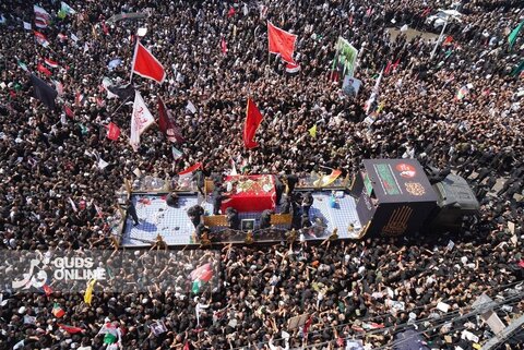 عکس |تصاویری از تراکم جمعیت حاضر در میدان ثورةالعشرین نجف اشرف در تشییع پیکر مطهر رهبر شهید انقلاب