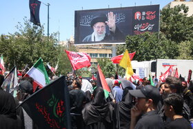 فیلم | بنر قابل تامل در میدان ۱۵ خرداد مشهد در مراسم تشییع پیکر رهبر انقلاب