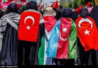 عکس | تصویری از حضور اتباع کشورهای مختلف در تشییع پیکر رهبر شهید انقلاب در مشهد