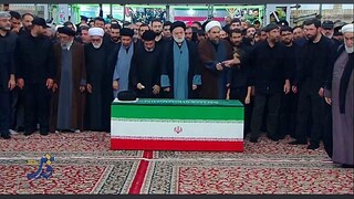 فیلم | آغاز اقامه نماز بر پیکر رهبر شهید توسط فرزند ارشد رهبر انقلاب سید مصطفی خامنه‌ای