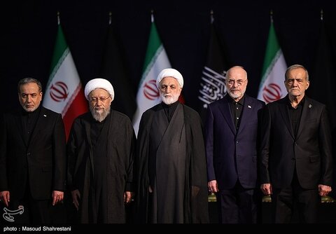 ادای احترام مهمانان و مسئولان خارجی به پیکر امام شهید