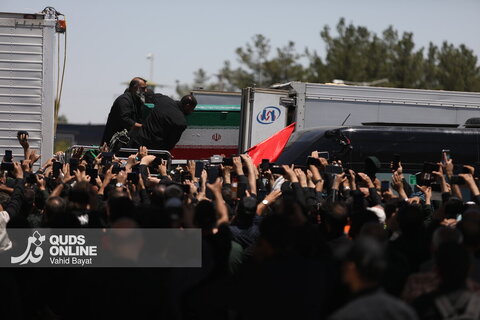 گزارش تصویری | ورود پیکر مطهر رهبر شهید انقلاب به فرودگاه مشهد