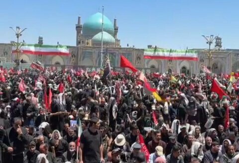 لحظه اعلام خبر رسیدن پیکر امام شهید به مشهد در حرم مطهر رضوی