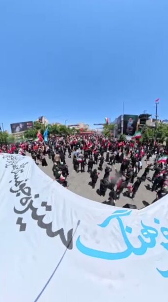 بنر قابل تامل در میدان ۱۵ خرداد مشهد در مراسم تشییع پیکر رهبر انقلاب