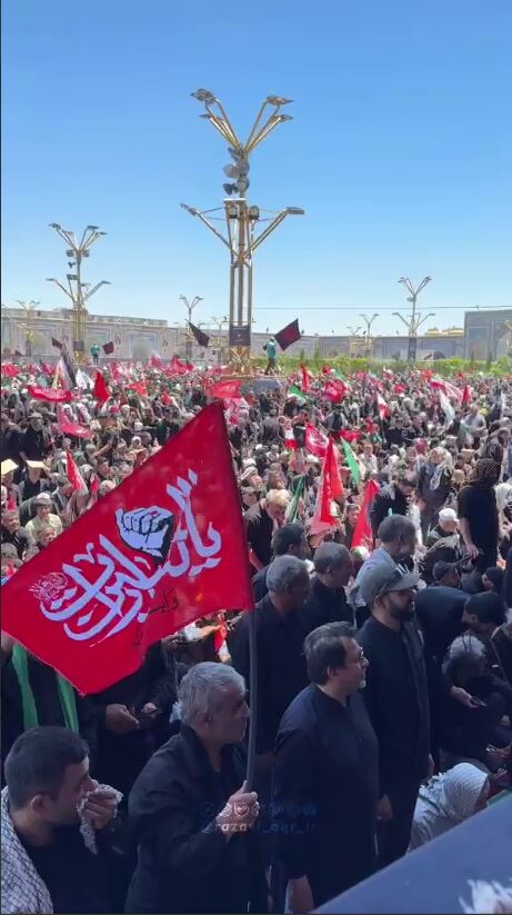 لحظه اعلام خبر رسیدن پیکر امام شهید به مشهد در حرم مطهر رضوی