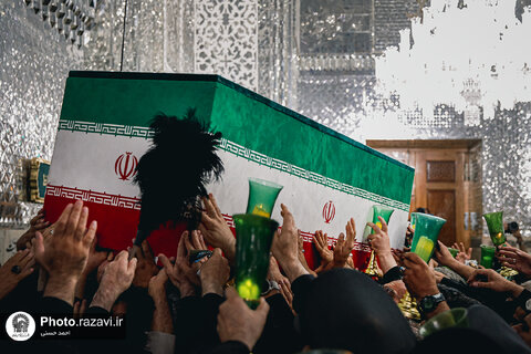 عکس | طواف پیکر رهبر شهید انقلاب بر گرد ضریح مطهر امام رضا علیه‌السلام