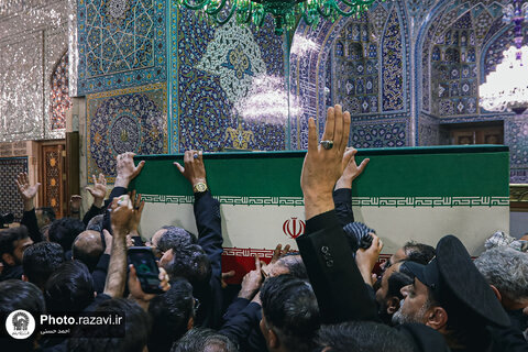 عکس | طواف پیکر رهبر شهید انقلاب بر گرد ضریح مطهر امام رضا علیه‌السلام