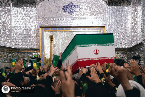 عکس | طواف پیکر رهبر شهید انقلاب بر گرد ضریح مطهر امام رضا علیه‌السلام