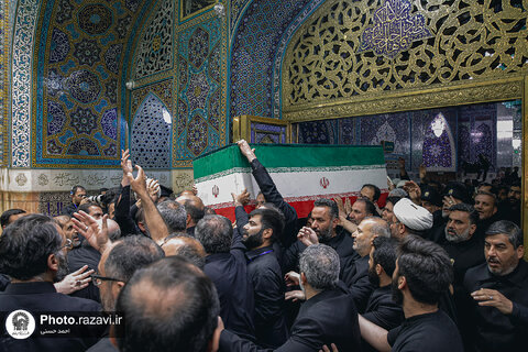 عکس | طواف پیکر رهبر شهید انقلاب بر گرد ضریح مطهر امام رضا علیه‌السلام