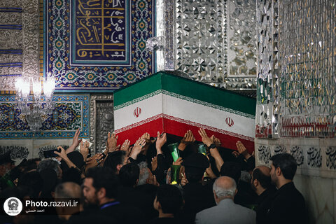 عکس | طواف پیکر رهبر شهید انقلاب بر گرد ضریح مطهر امام رضا علیه‌السلام