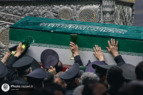 عکس | طواف پیکر رهبر شهید انقلاب بر گرد ضریح مطهر امام رضا علیه‌السلام