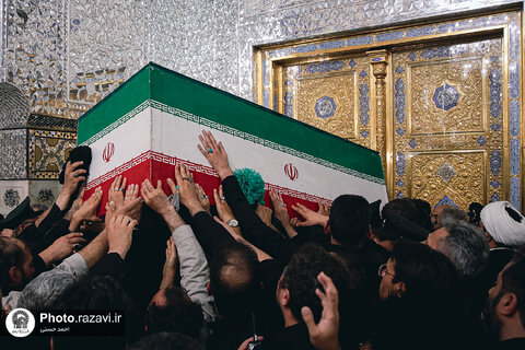 عکس | طواف پیکر رهبر شهید انقلاب بر گرد ضریح مطهر امام رضا علیه‌السلام
