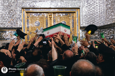 عکس | طواف پیکر رهبر شهید انقلاب بر گرد ضریح مطهر امام رضا علیه‌السلام