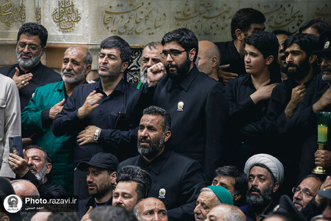 عکس | طواف پیکر رهبر شهید انقلاب بر گرد ضریح مطهر امام رضا علیه‌السلام
