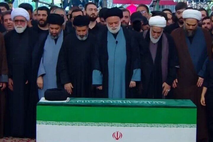 آخرین نماز بر پیکر مطهر رهبر شهید انقلاب در حرم مطهر رضوی اقامه شد