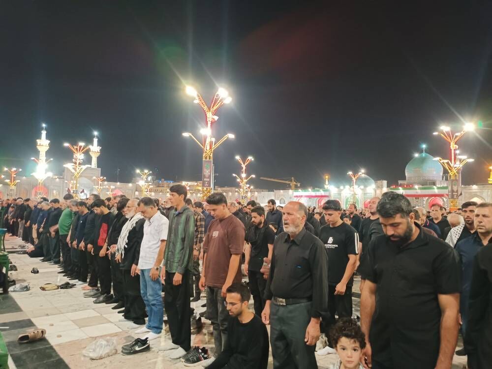 نماز لیله‌الدفن قائد شهید امت در حرم مطهر رضوی اقامه شد