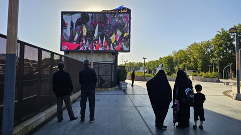 پخش زنده مراسم تشییع در نقاط مختلف شهر 