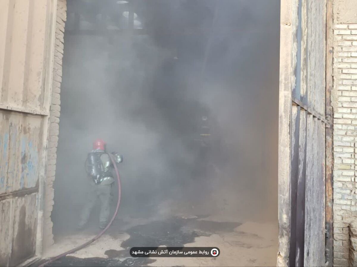 ۴ ساعت عملیات نفسگیر برای مهار حریق گسترده در انبار MDF جاده بازمرگان