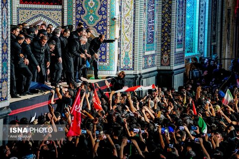 اقامه نماز بر پیکر مطهر رهبر شهید انقلاب در حرم مطهر رضوی