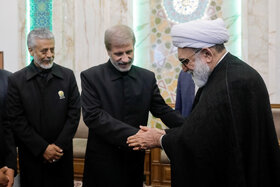 عکس | سرلشکر امیر حاتمی، فرماندهی کل ارتش و دریادار حبیب‌الله سیاری در لباس خادمی حضرت رضا(ع)
