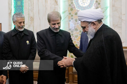 عکس | سرلشکر امیر حاتمی، فرماندهی کل ارتش و دریادار حبیب‌الله سیاری در لباس خادمی حضرت رضا(ع)