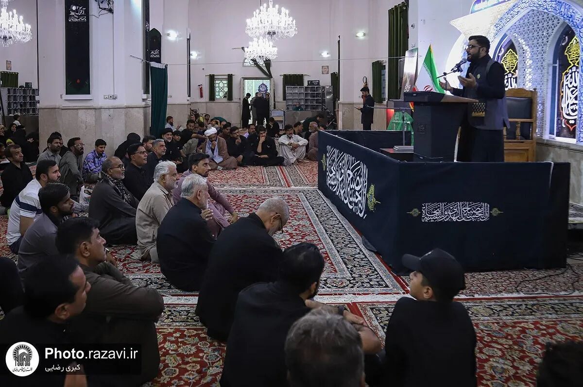 محفل شعر «در فراق امام امت» با حضور زائران اردوزبان برگزار شد