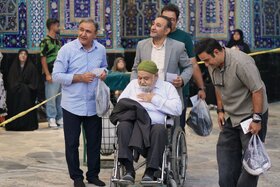 سلام غریبانه مردی که یک ملت را خنداند/ پرده آخر از آخرین زیارت «مرد هزارچهره» در حرم مطهر رضوی