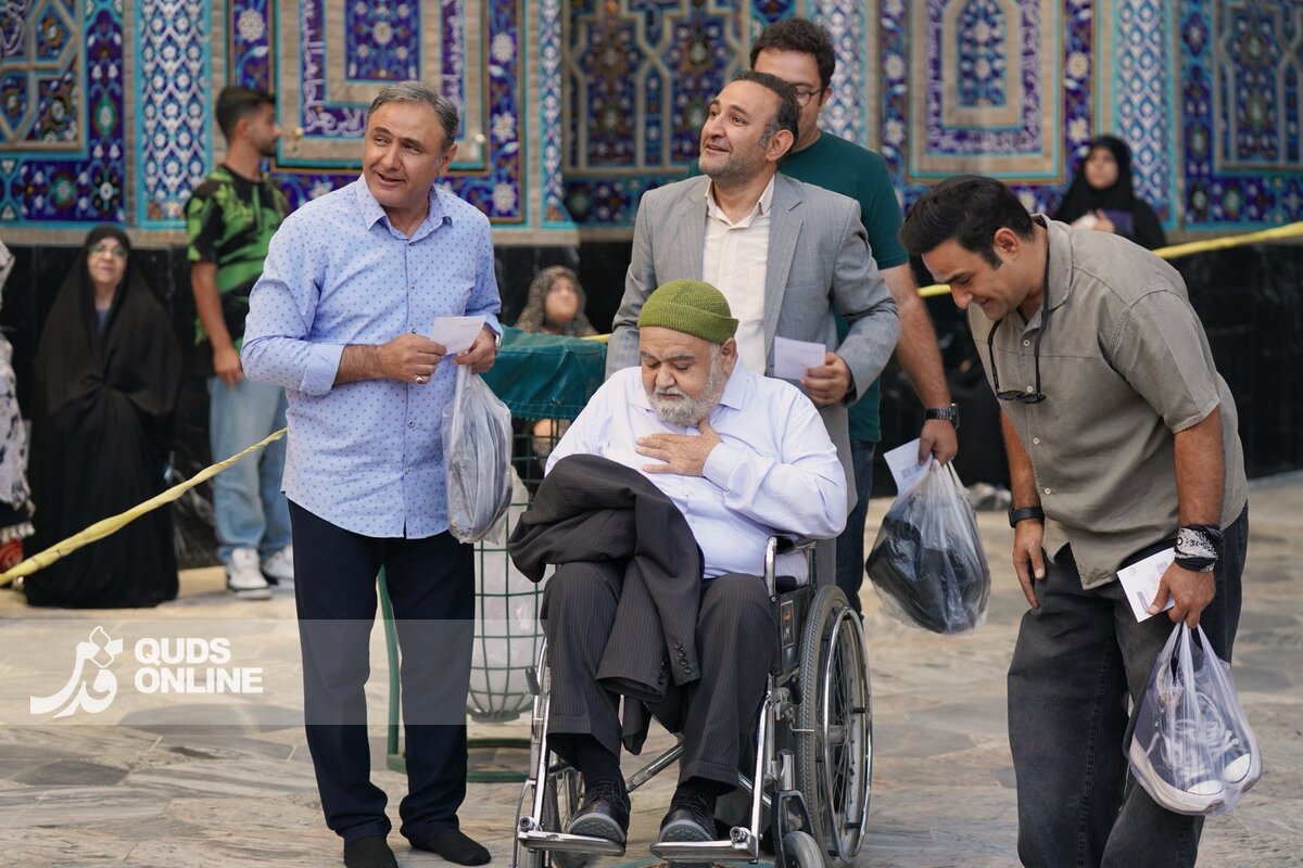 سلام غریبانه مردی که یک ملت را خنداند/ پرده آخر از آخرین زیارت «مرد هزارچهره» در حرم مطهر رضوی