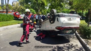 نجات پیرمرد ۷۷ ساله از خودرو واژگون شده در مشهد