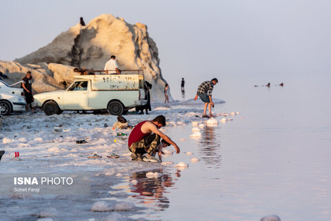 عکس | مسافران دریاچه «زنده» ارومیه