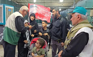 تکریم زائران اربعین با متبرکات رضوی در موکب امام رضا (ع) مرز مهران