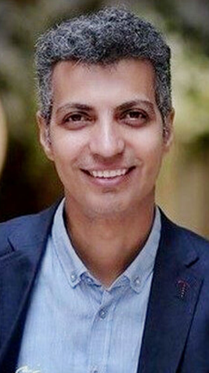 فردوسی‌پور دست وزیر ارشاد را بوسید